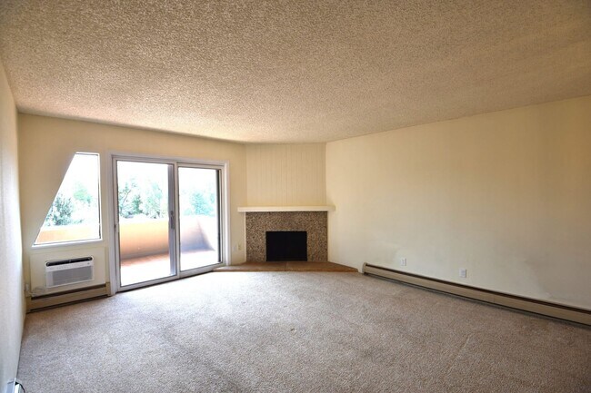 Building Photo - 3 Bedroom, 2 Bathroom Penthouse Condo in North Boulder.