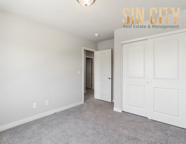 Building Photo - 1066 Strigose Ave