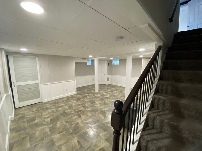 Building Photo - Spacious 5Bed/3.5Bath Townhome in Prime To...