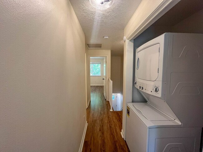 Building Photo - Charming SE Portland Home in a Central, Accessible Location