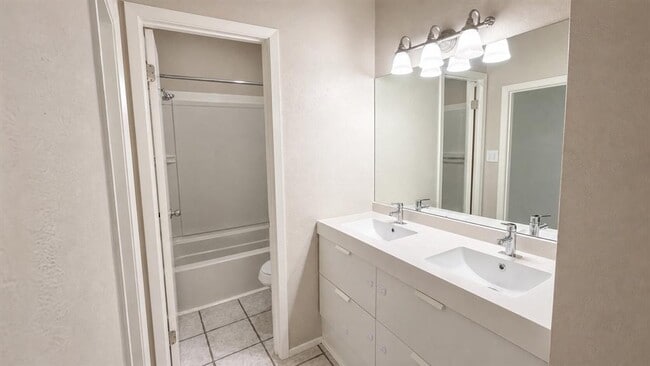 Building Photo - 1105 Green Meadow Dr