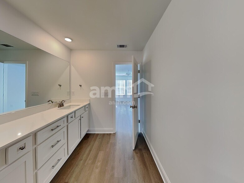 Building Photo - 380 Pointe Dr