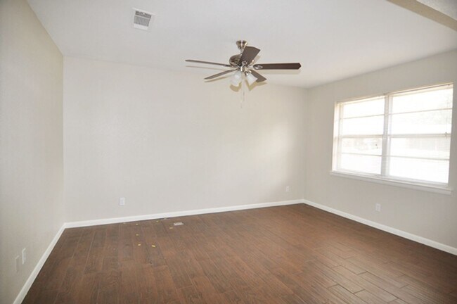 Building Photo - Beautiful spacious home in Hurst!