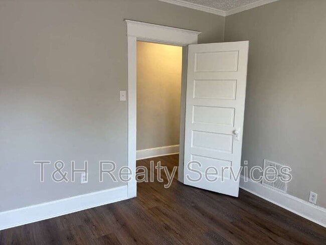 Building Photo - 3130 N Park Ave