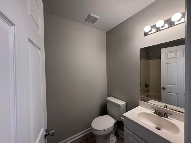 Building Photo - 224 Pond Ave