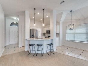 Building Photo - 8017 Ship St