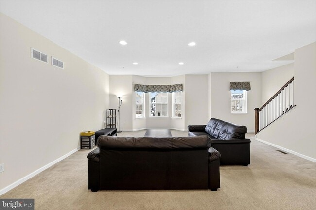 Building Photo - 48 Munro Rd