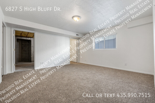Building Photo - 6827 S High Bluff Dr
