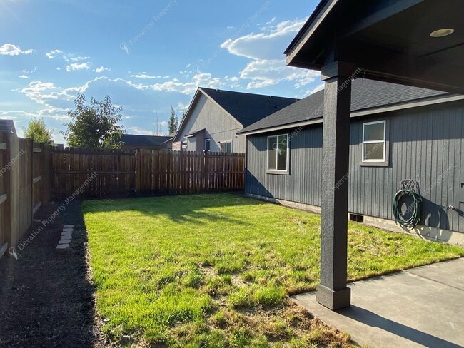 Building Photo - Central Oregon Living: Bright Home with Fi...