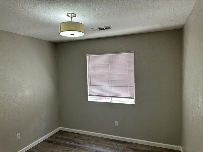 Building Photo - Modesto Cute 4 Bedroom 2 Bath Single Story...