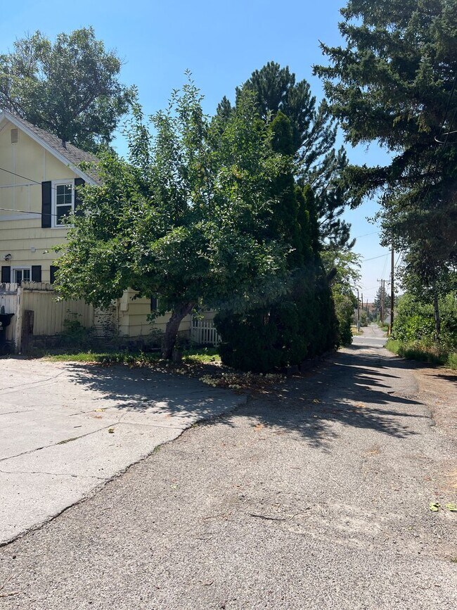 Building Photo - Charming 5 Bed, 2 bath home in the heart of Rexburg with detached 3 CAR GARAGE!!!!