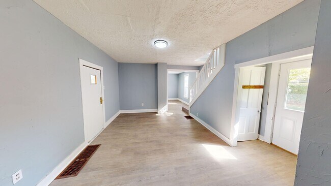 Building Photo - 3 Bedrooms, Newly updated!