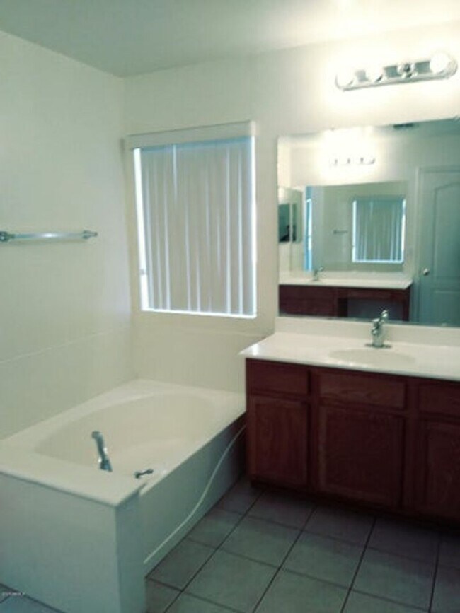 Building Photo - Nice 4bdrm + den in Avondale CWS