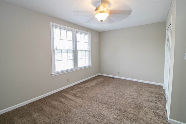 Building Photo - 810-D Golfview Place