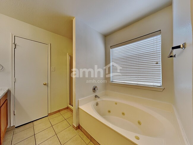 Building Photo - 512 Timber Dr