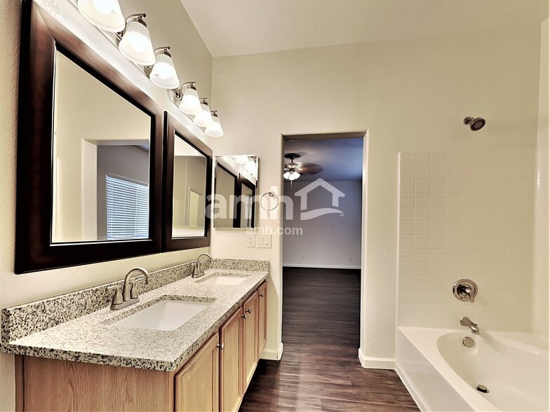 Building Photo - 1212 E Desert Rose Trail