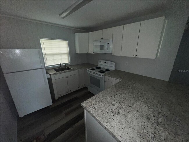 Building Photo - 3042 Azalea Ave