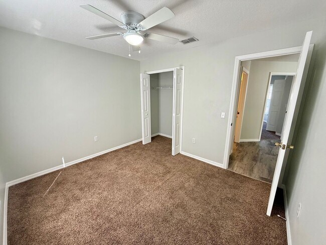 Building Photo - 3/2 Spacious Saint Cloud Home with fenced ...