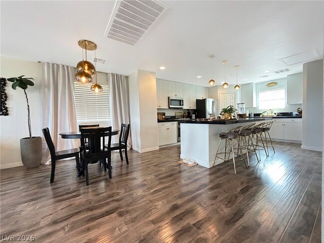 Building Photo - 372 Ambitious St