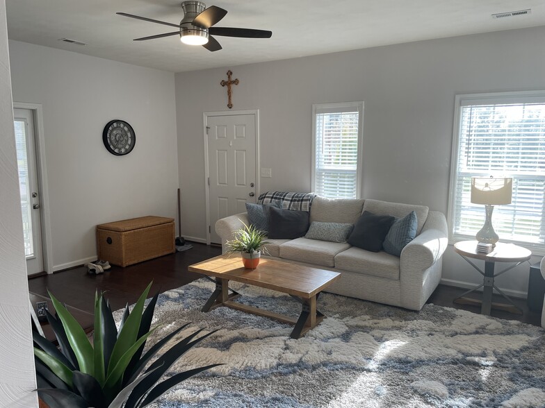 Front Door / Living room - 130 Roudabush Dr NW
