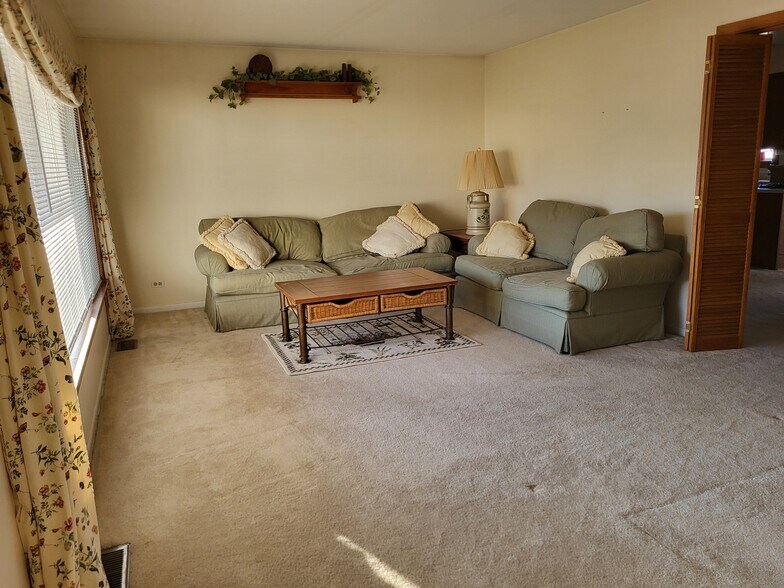 Building Photo - 242 Placid Ct