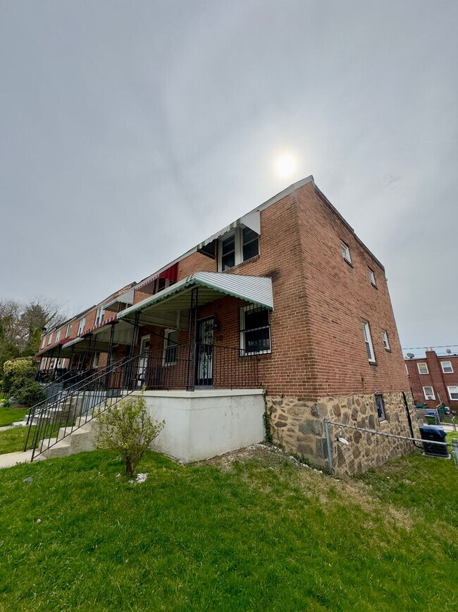 Building Photo - Modern 2-Bedroom Townhome with Spacious Ya...