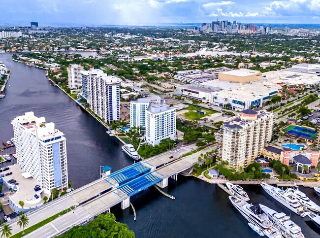 Building Photo - 2670 E Sunrise Blvd