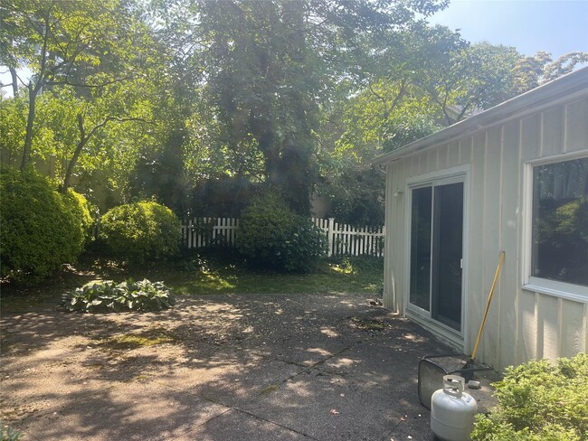 Building Photo - 60 Oaktree Ln