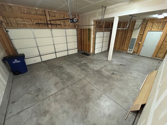 Building Photo - Absolutely Gorgeous 5-Bed 4-Bath with 3-car Garage Home!