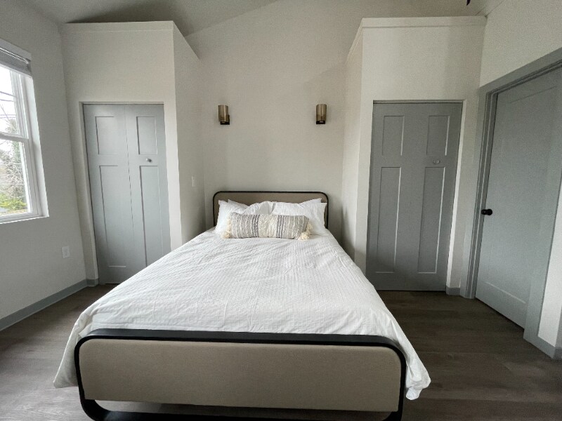 Building Photo - 2253 N Kenwood Ave