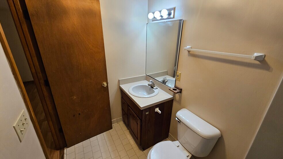 Full Bath - 4242 Allmond Ave