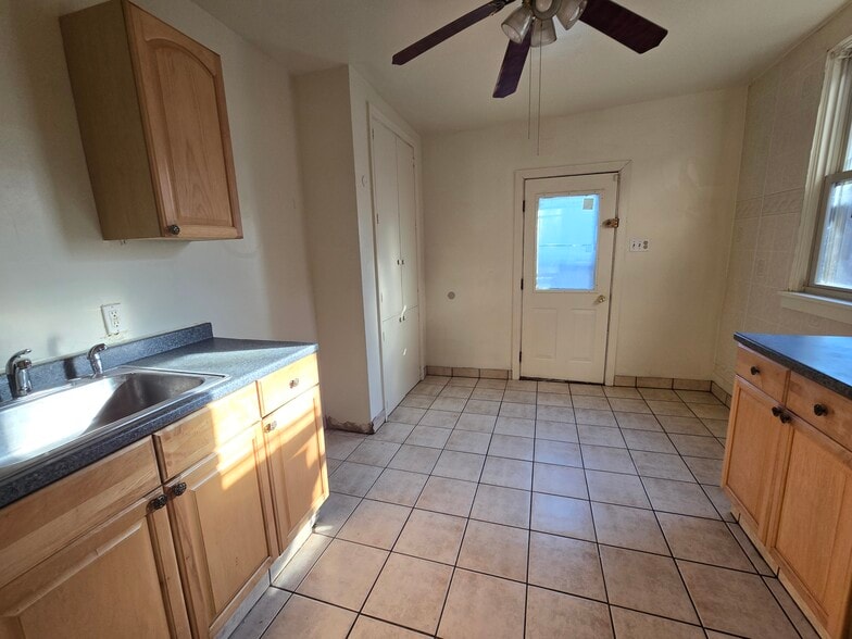 Building Photo - 1703 Soles St