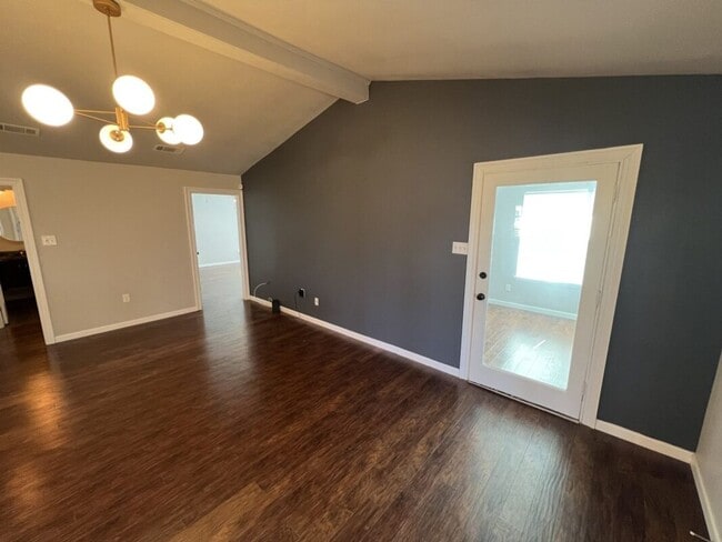 Building Photo - Beautifully Updated 3 Bedroom / 2 Bathroom Home – Available Now!