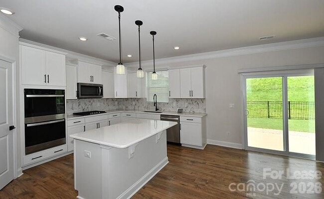 Building Photo - 6153 Sylvan Dr
