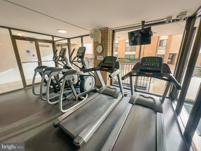 Building Photo - 6 Monroe St