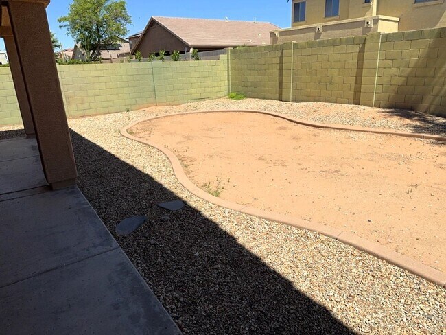 Building Photo - 4 BEDROOM HOME IN LITCHFIELD MANOR WITH 3 ...