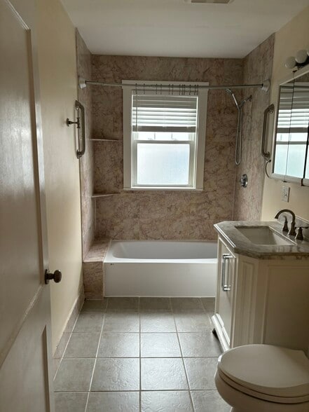 Building Photo - 253 Brown St