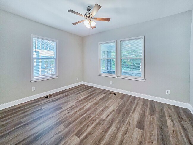 Building Photo - Beautifully Renovated 4 Bedroom Home in th...