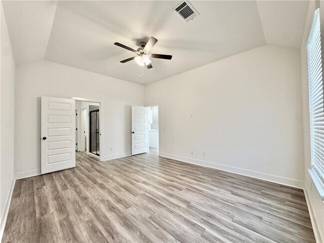 Building Photo - 569 W Canada Dr