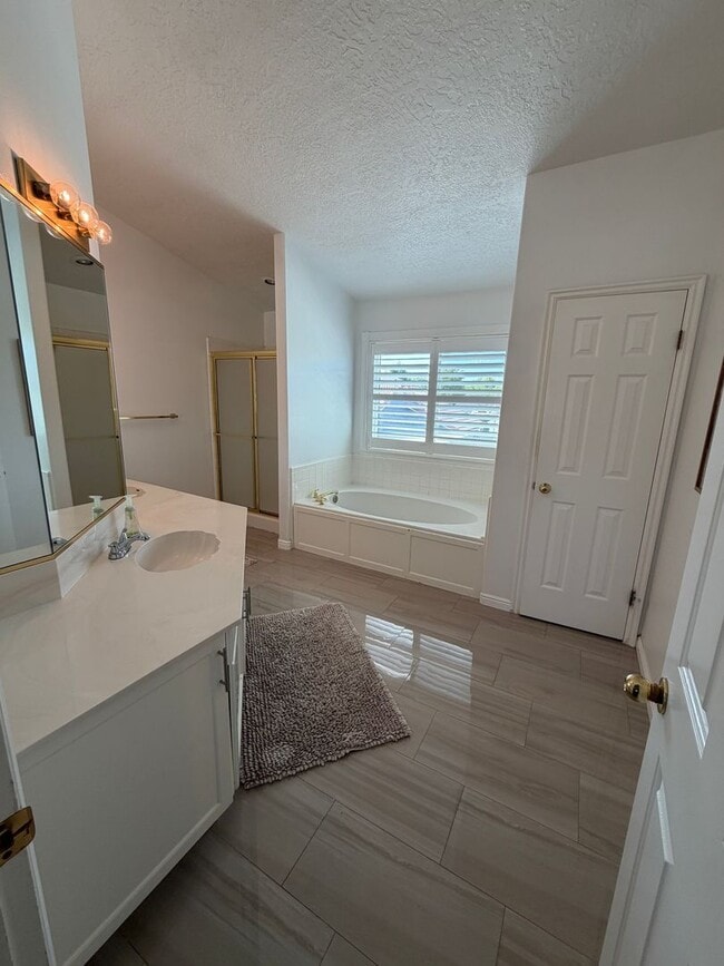 Building Photo - Beautiful 4 bedroom, 3 bathroom Home with a pool!!