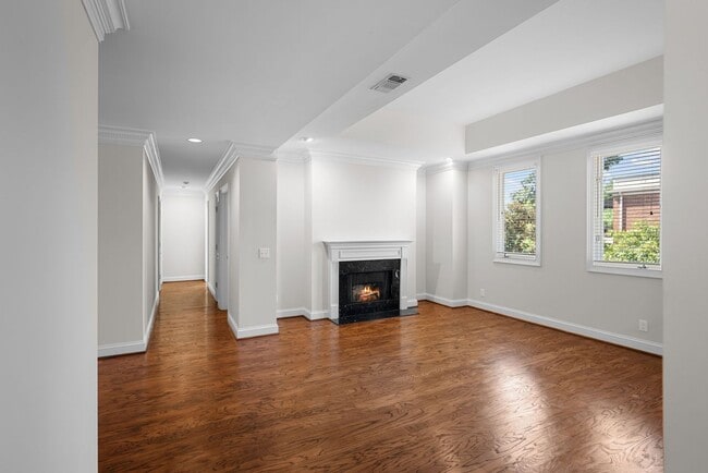 Building Photo - Newly Renovated Condo in The Westende with...