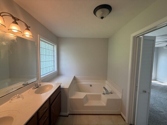 Building Photo - Great Location - Great Neighborhood - Grea...