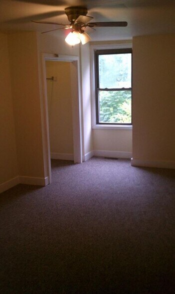 Building Photo - 2212 Ravine St