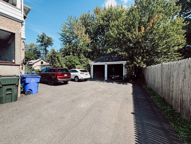 Building Photo - 62 Quaker Ln S