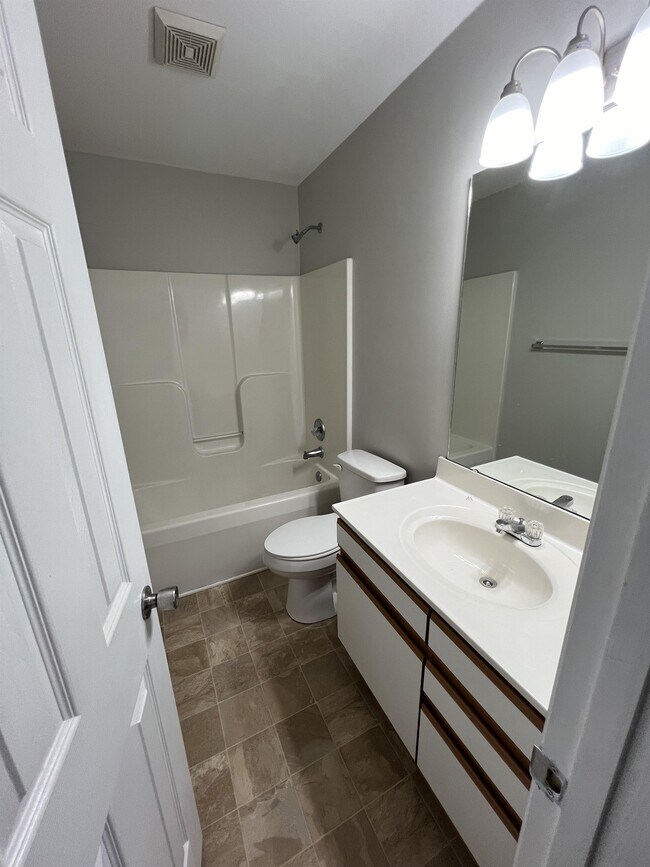 Building Photo - 2110 Oak Bend Dr