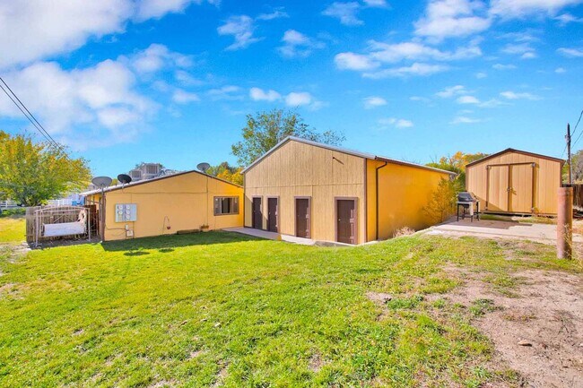 Building Photo - 3290 1/2 Lombardy Lane