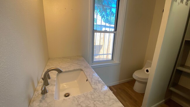 Building Photo - Recently Renovated 2 Bed 1.5 Bath Single F...