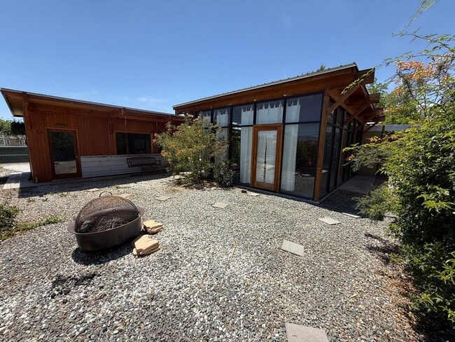 Building Photo - High Desert Retreat- 3 Bedrooms, 2 Bathroo...