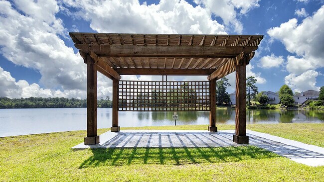 Building Photo - 665 Lakeside Cir