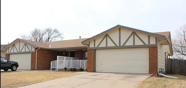 Primary Photo - Spacious 3 bedroom duplex close to McConne...